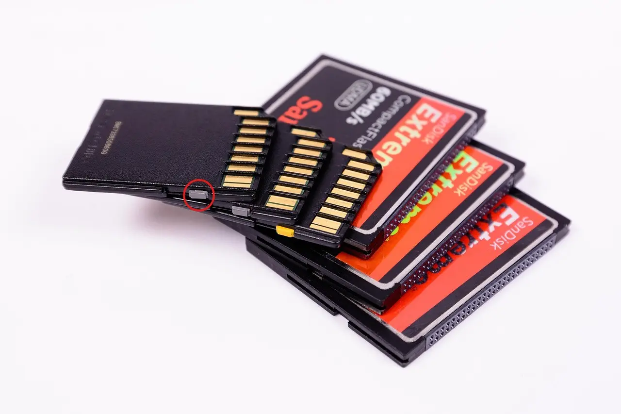 Механический переключатель защиты от записи на адаптере MicroSD карты